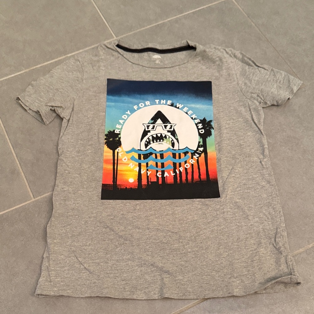 Old Navy Gray Kids' Shark Weekend Tee ✨5 for $15!✨